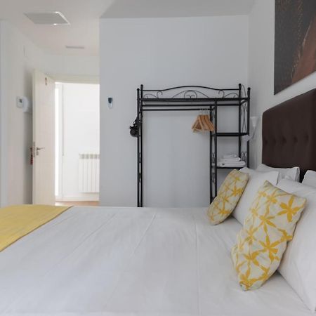 Hostal Puente De Hierro Logrono Bagian luar foto